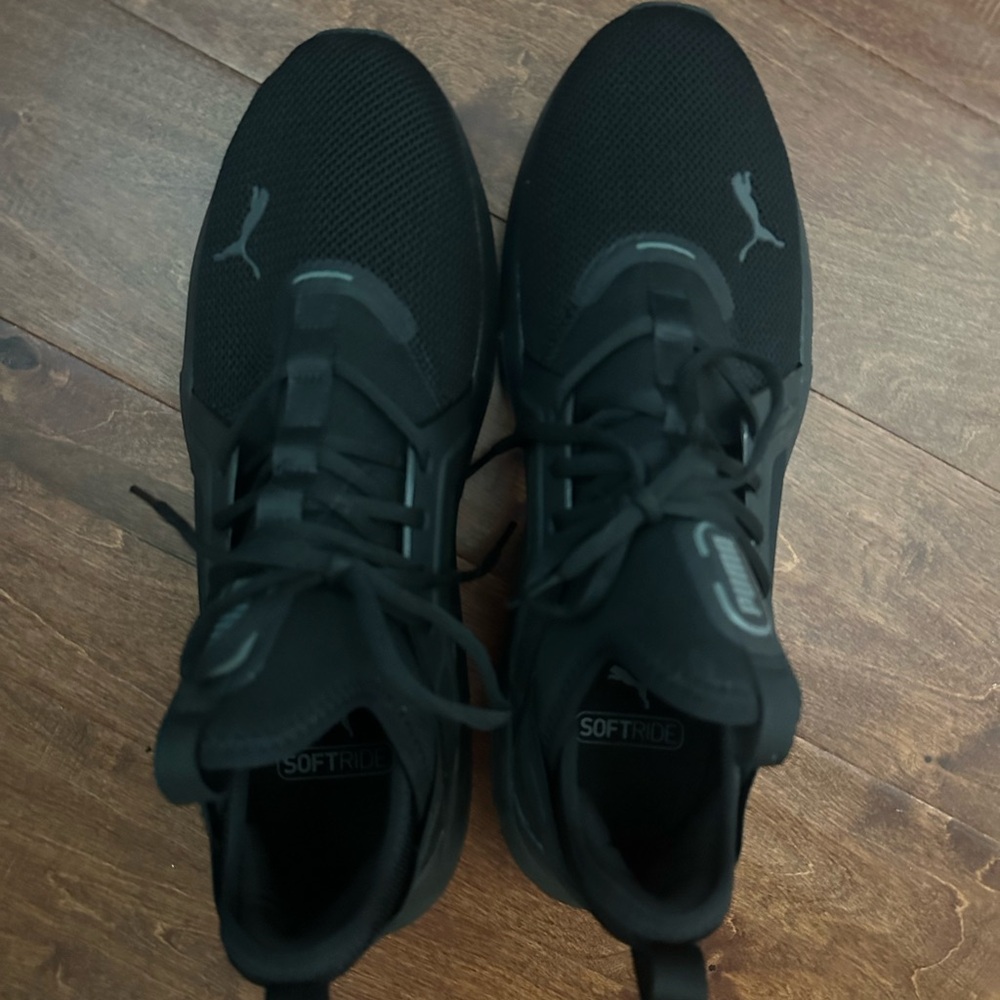 Puma Black Athletic Shoes with Sleek Design